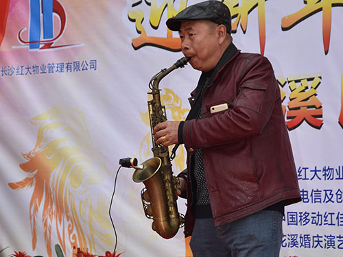 小區業主劉國(guó)慶，薩克斯獨奏《走過(guò)咖啡屋》