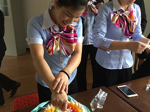 壽星切蛋糕，樂開(kāi)了花