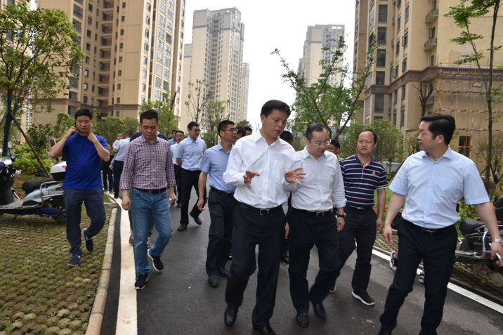 嶽麓區委周書記一行對(duì)花溪欣苑小區進(jìn)行巡視檢查并做工作指導